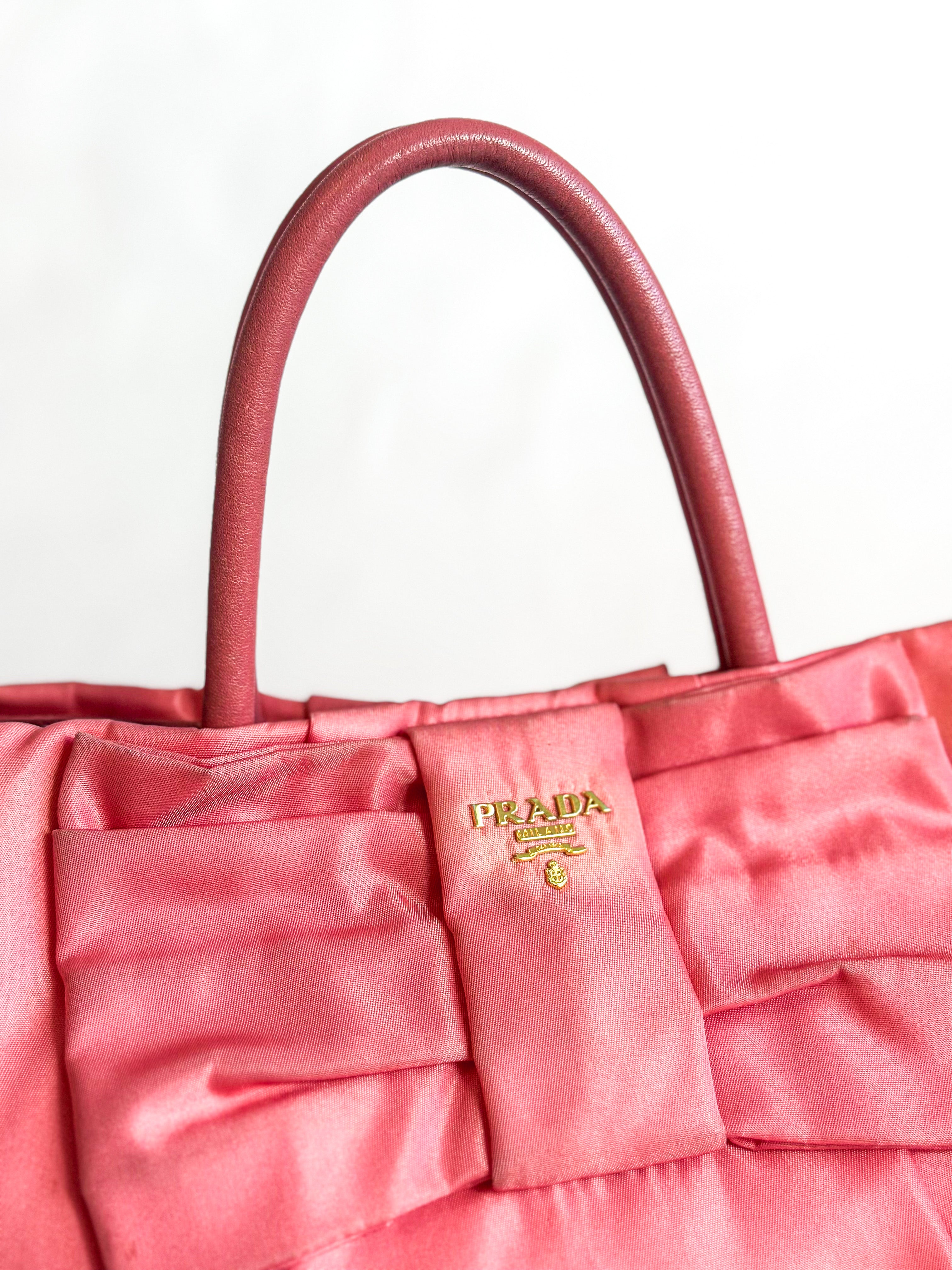 Prada logo-plaque Crossbody Bag - Farfetch | Leather shoulder bag, Pink  crossbody bag, Fancy bags